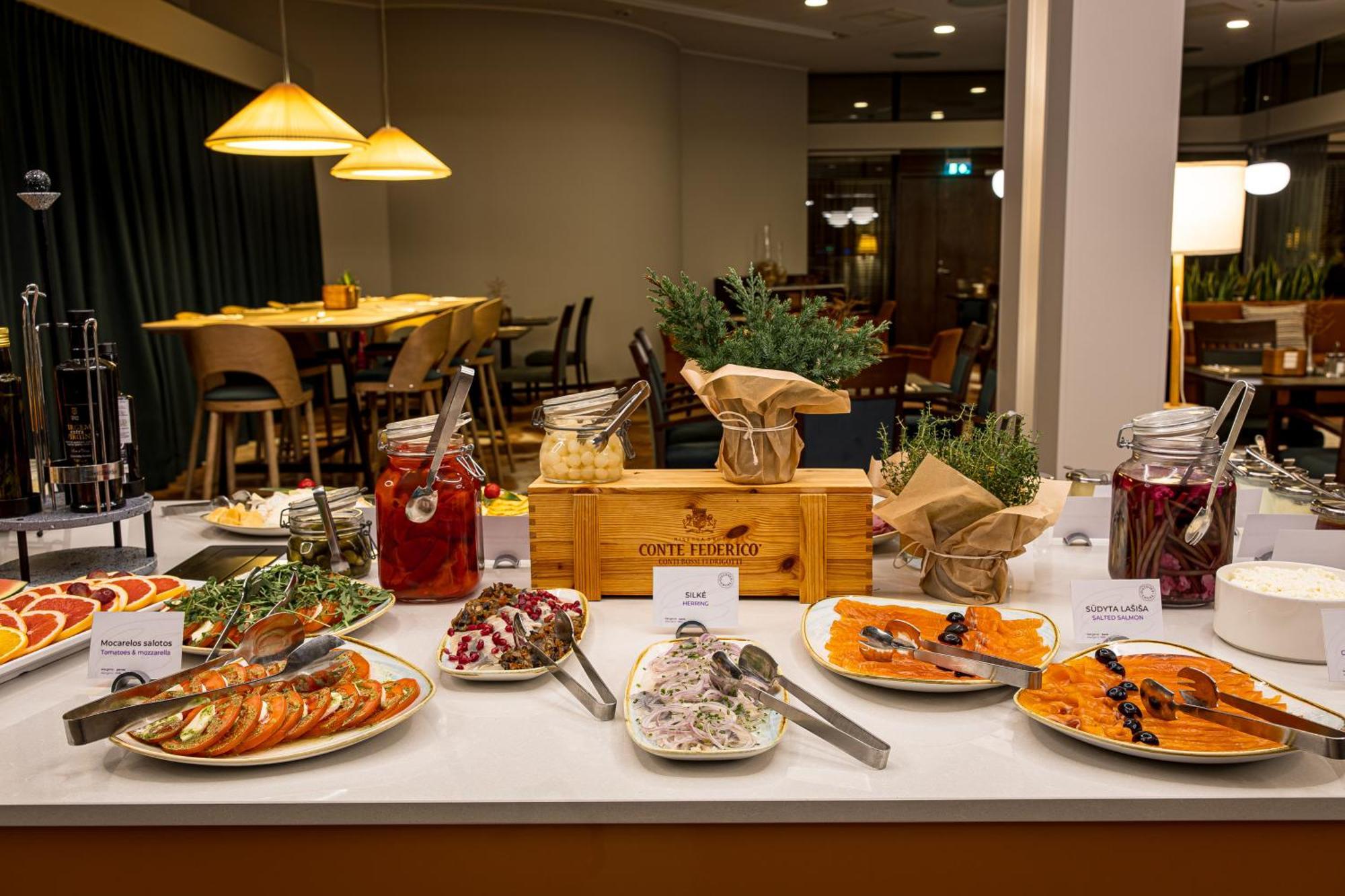 Mercure Palanga Vanagupe Resort & Spa Exterior foto A buffet at a hotel